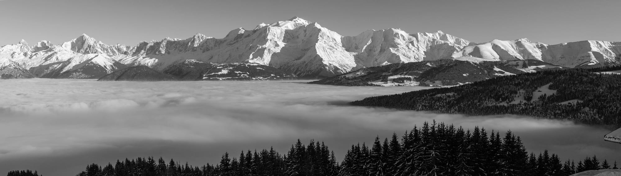 Panorama sur la Chaîne du Mont-Blanc le 12 Janvier 2024