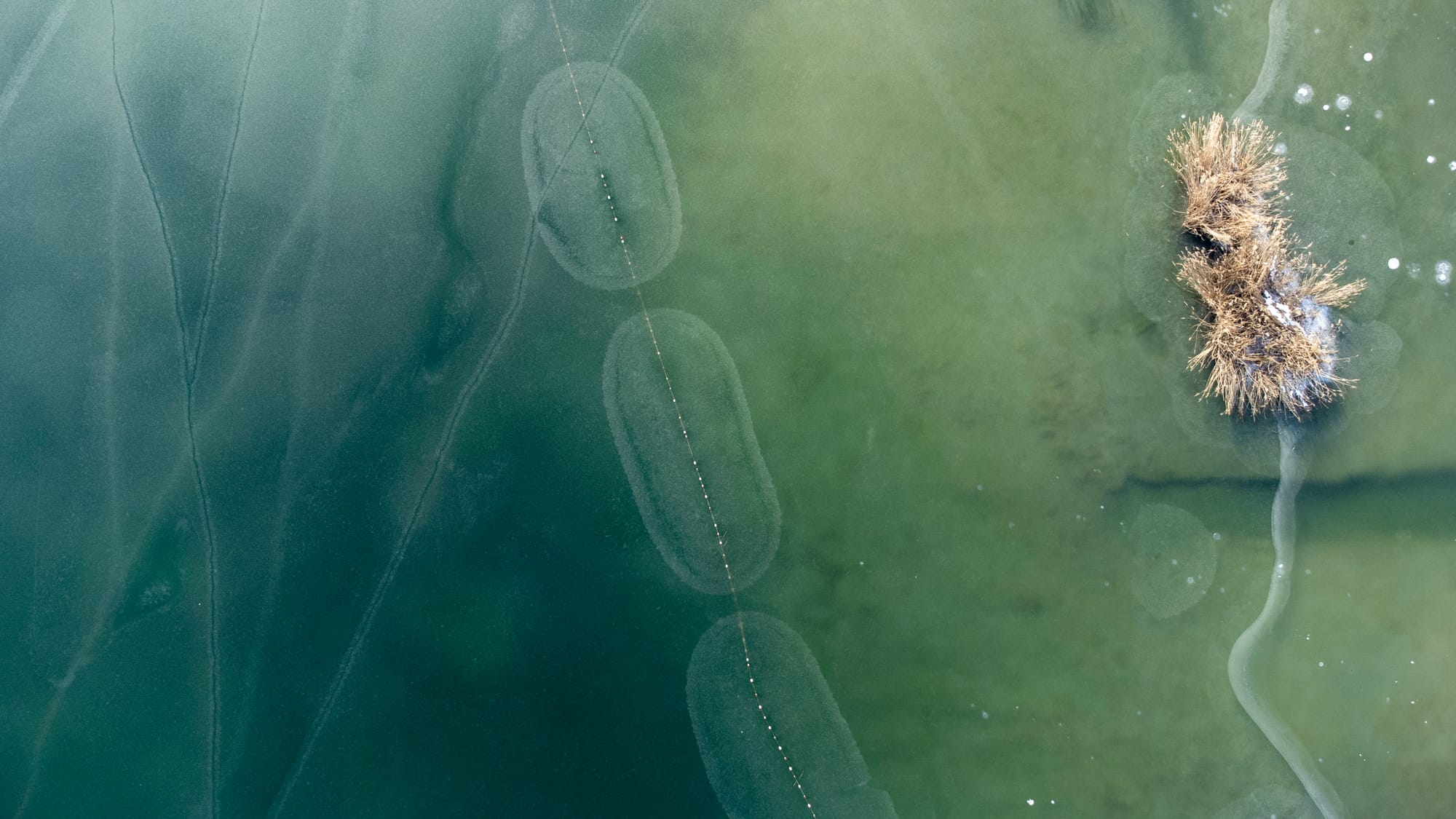 Formes géométriques sur le 3ème lac gelé des Ilettes à Sallanches